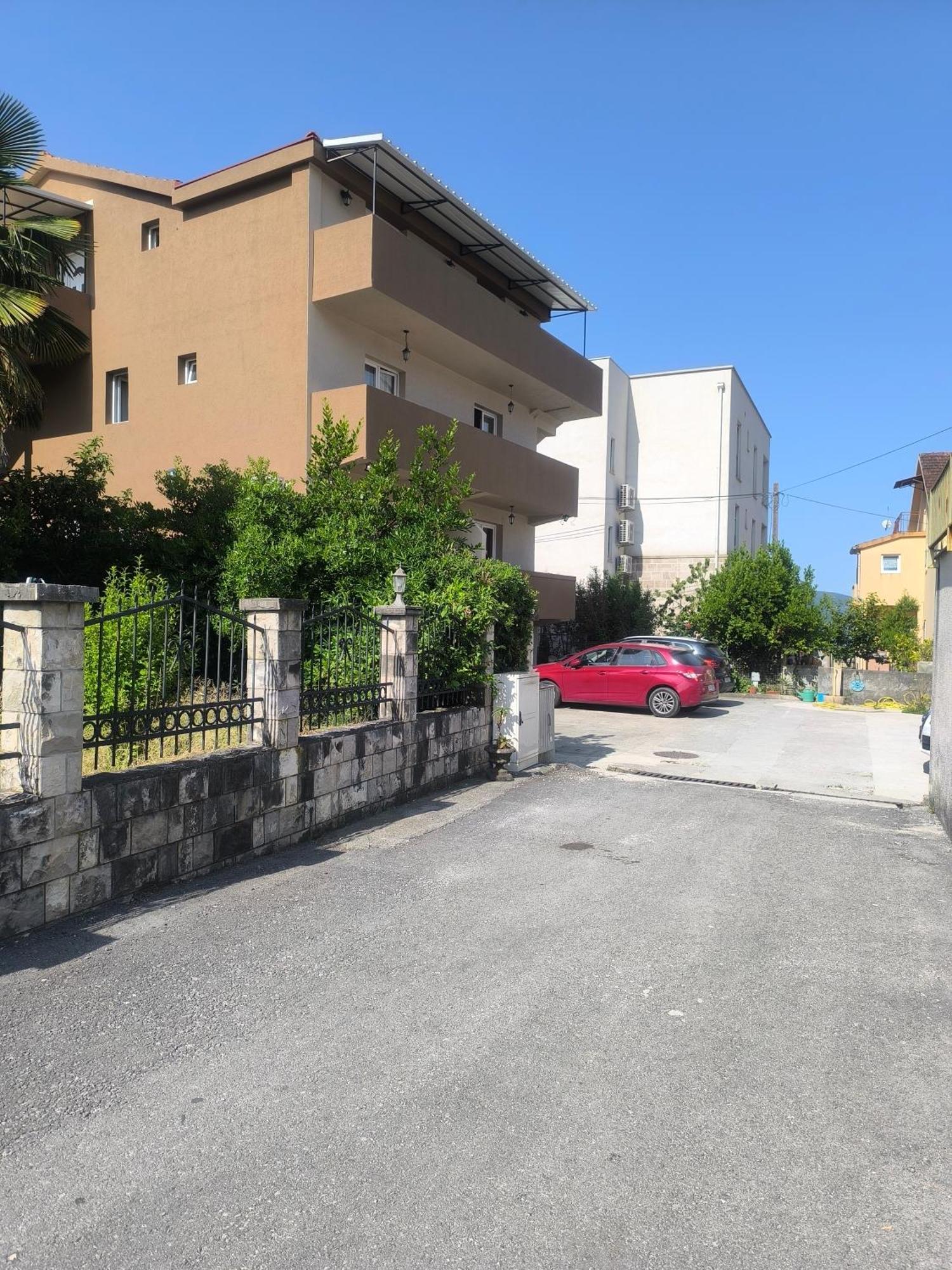 Petrovic Apartmani Тиват Екстериор снимка